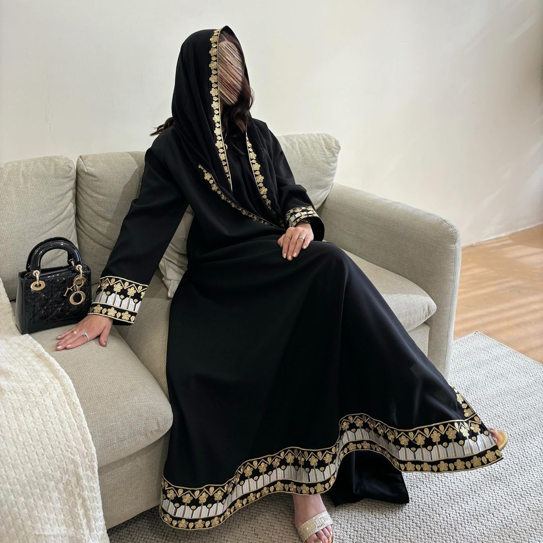  عباية كتان دبل كلوش تطريز كم وحاشيه 