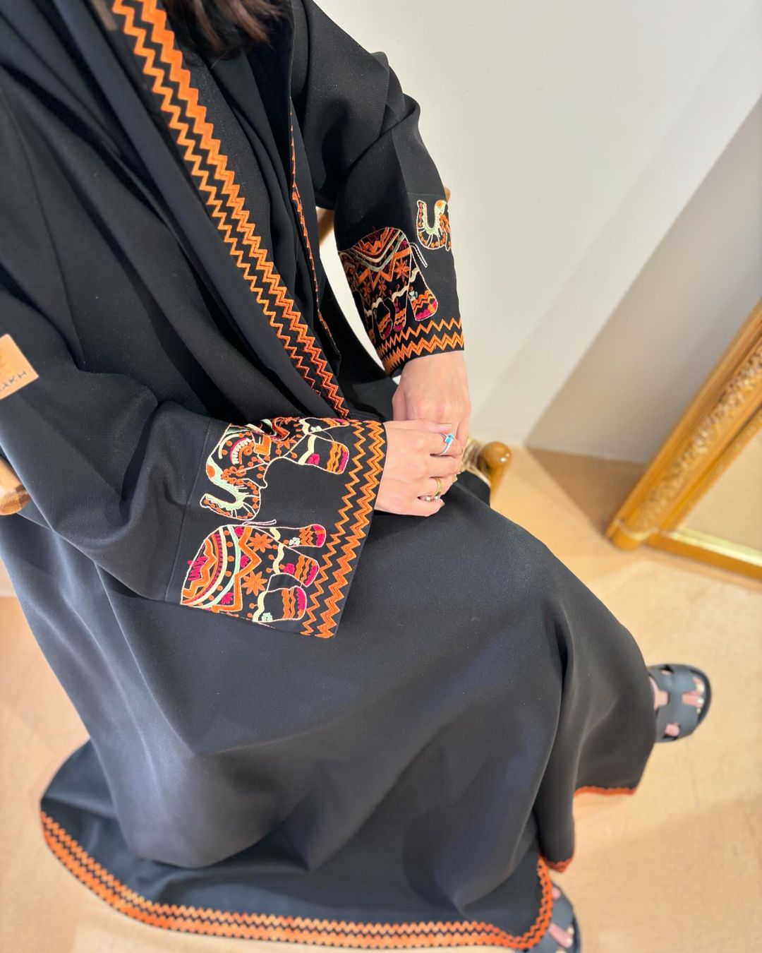  عباية&nbsp;کتان اكمام تطريز اورنج الفيل  