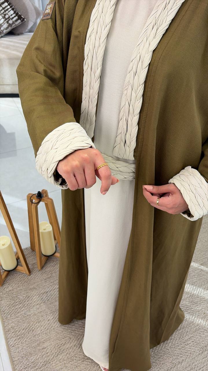  عباية لينن الجديلة مع فستانها الأنيق 