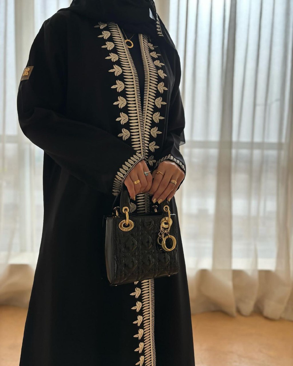  عباية&nbsp;کتان تطريز ياقه 