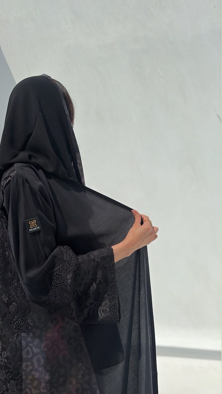  عباية كريب تدخيلات جاكار مع دانتيل  
