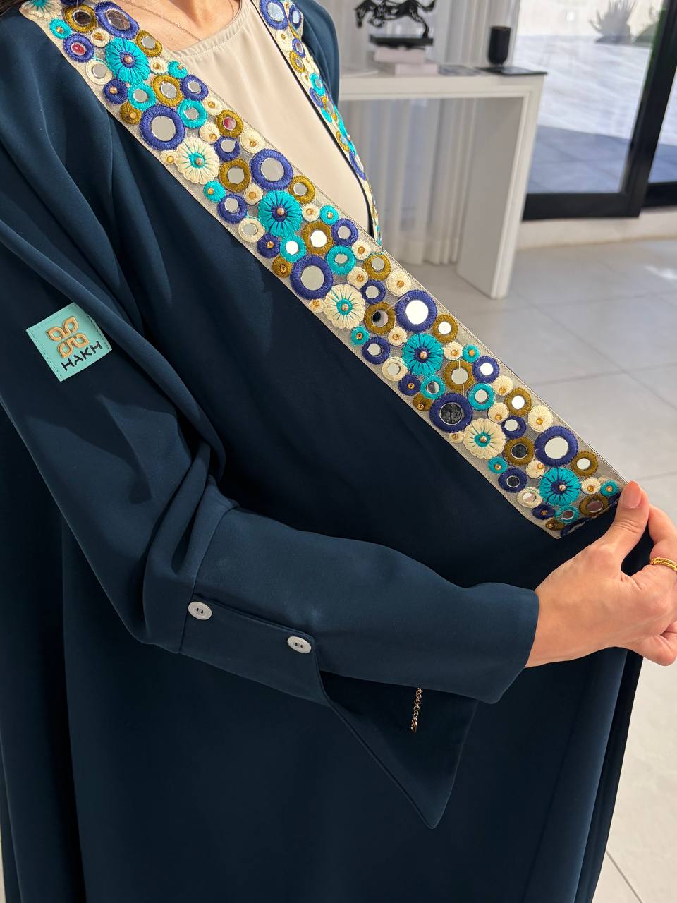  عباية كريب بتحديد مرايات وأكمام زرار 