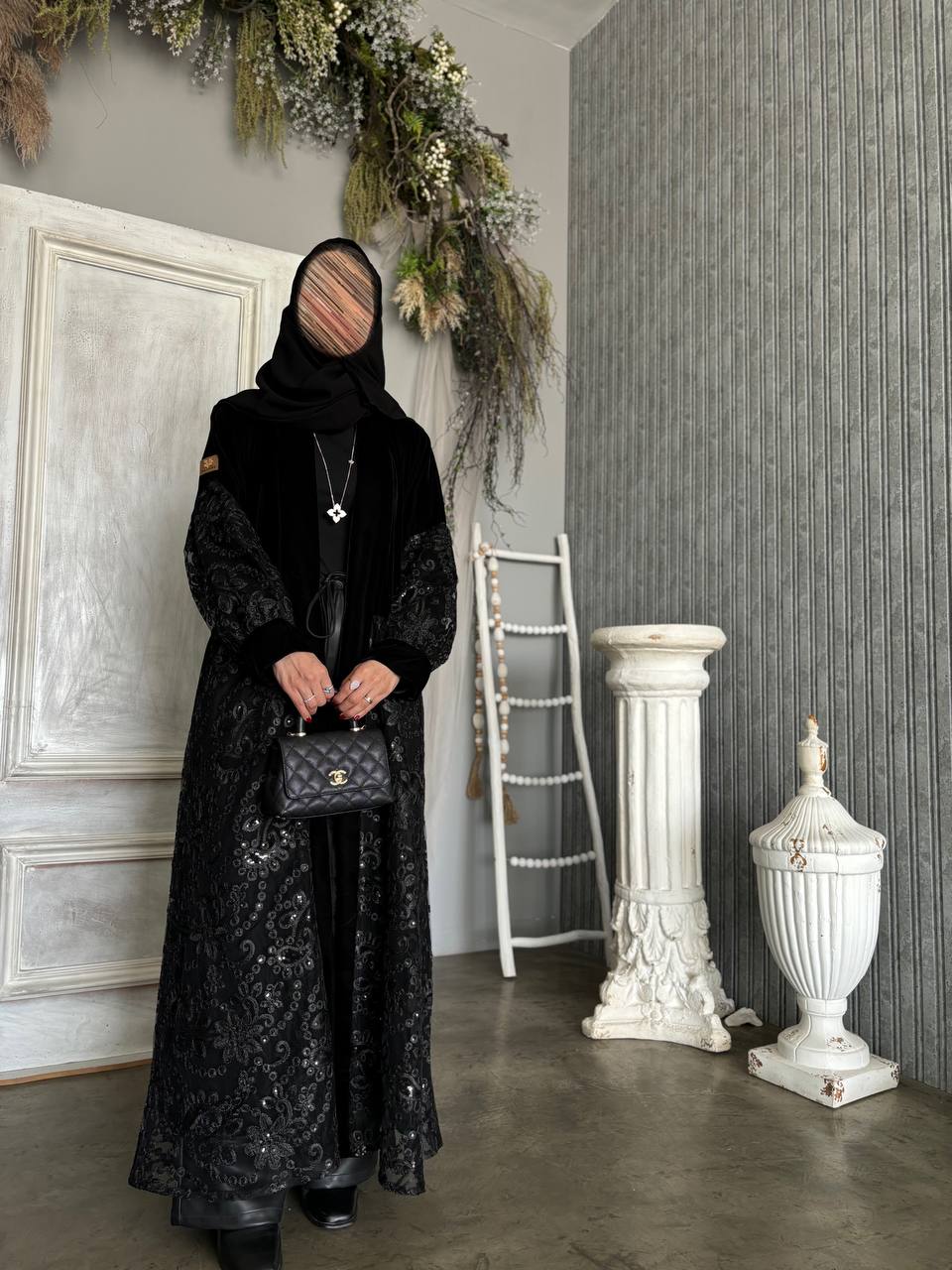  عباية مخمل كوري مع تدخيلات دانتيل 