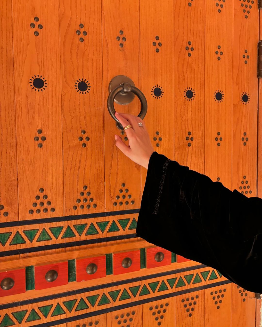  عباية مخمل كوري بتدخيلات اوقنزا 