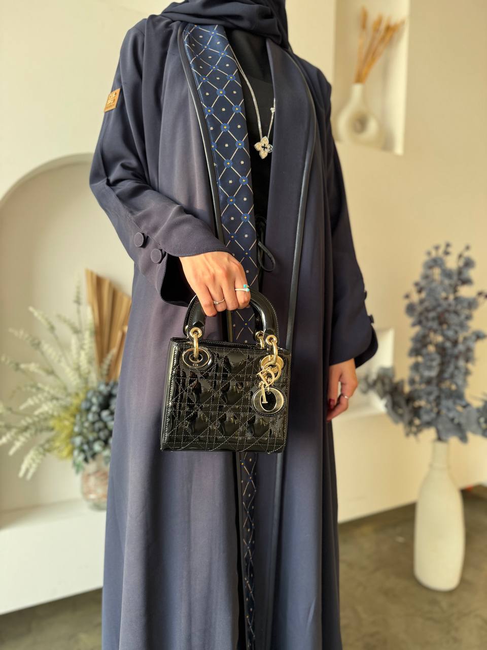  عباية كريب مع تفته باطراف جلد 