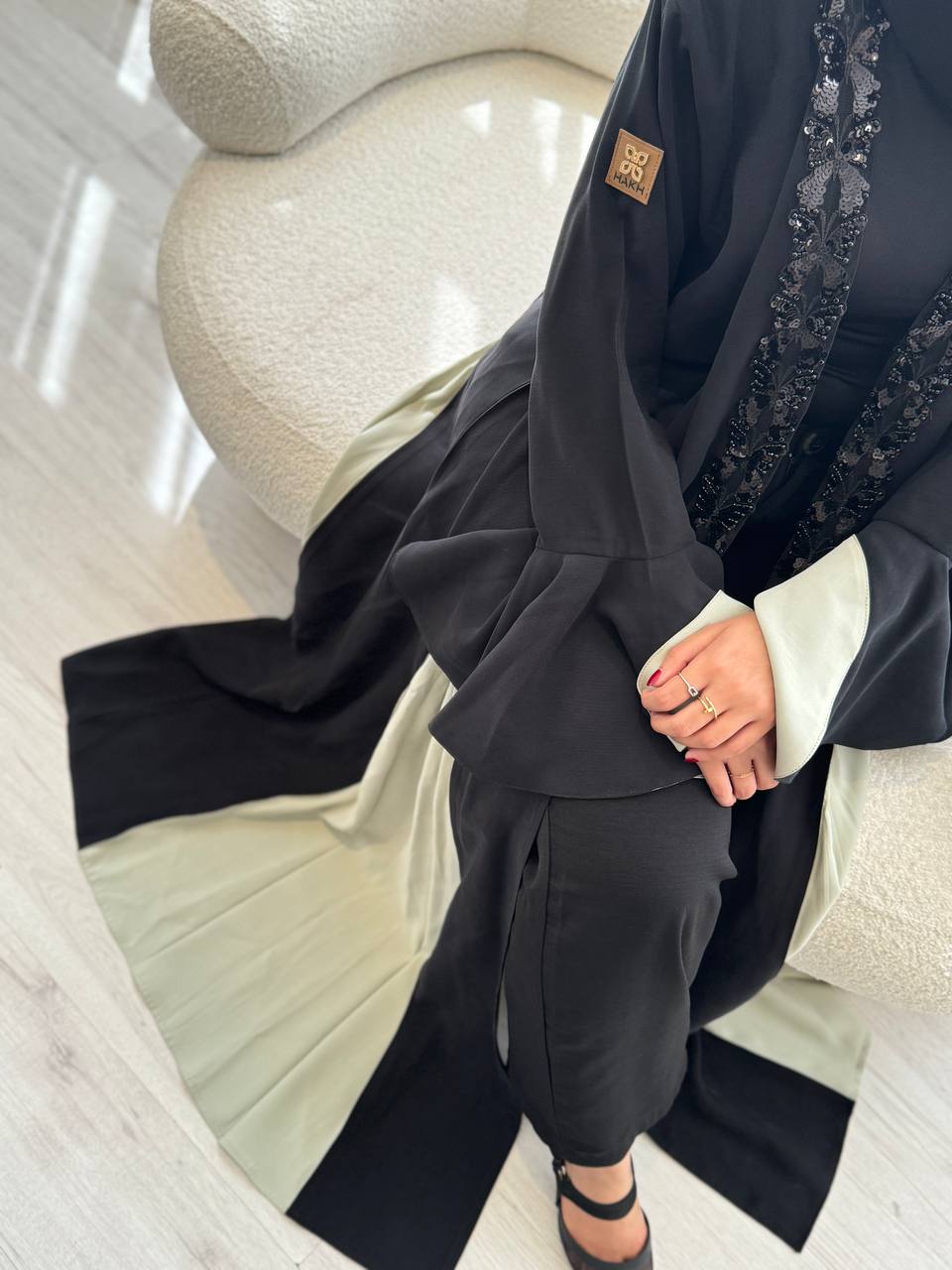  عباية كريب لونين اكمام كلوش 