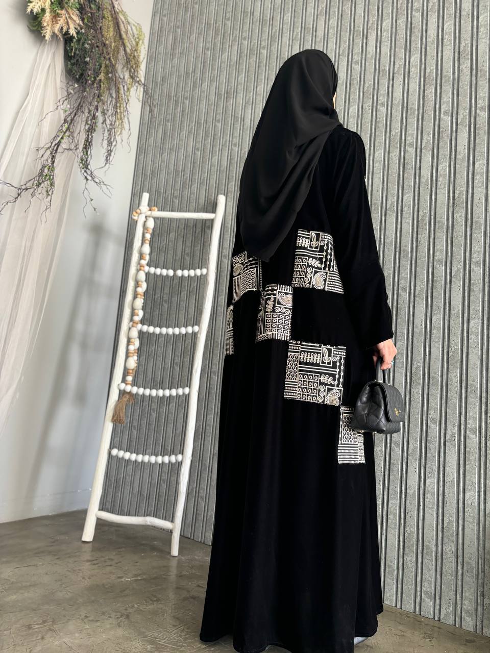  عباية مخمل مع تطريز مربعات 