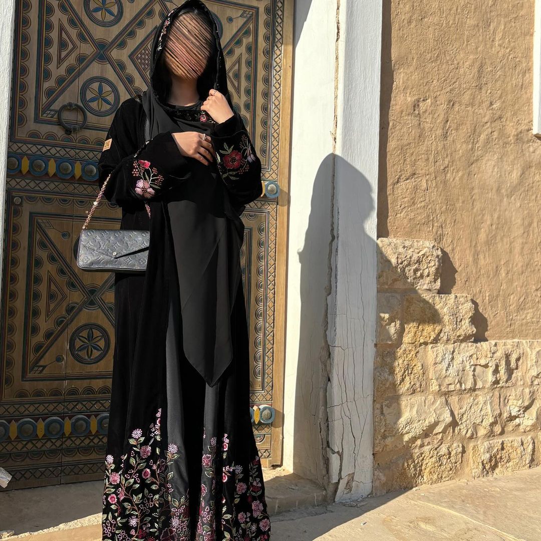  عباية مخمل تطريز دبل كلوش ورد 