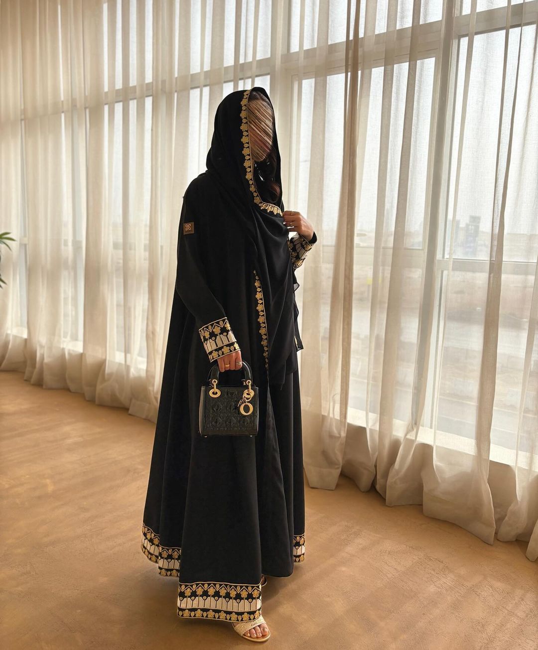  عباية كتان دبل كلوش تطريز كم وحاشيه 