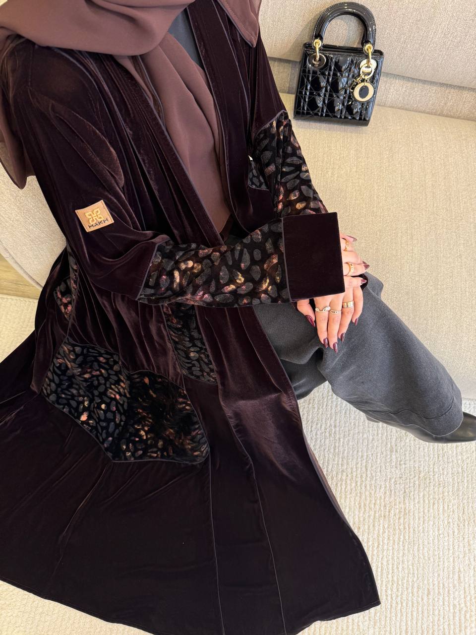  عباية مخمل تدخيلات مخمل منقط 
