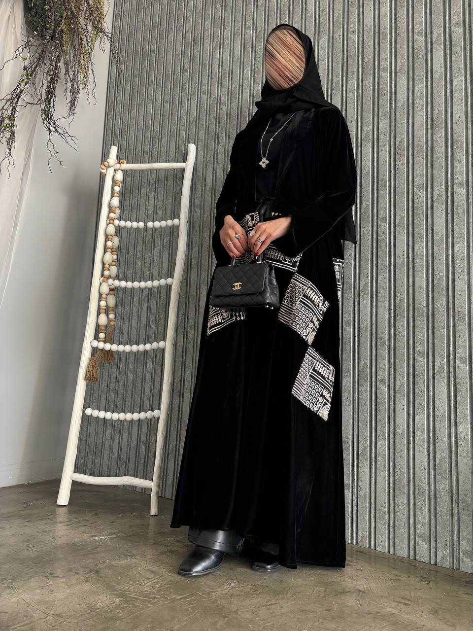  عباية مخمل مع تطريز مربعات 