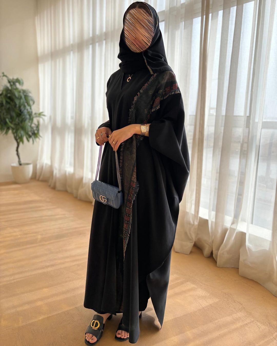  عباية&nbsp;كريب مع لينن طبع كم بشت وكم عادي 