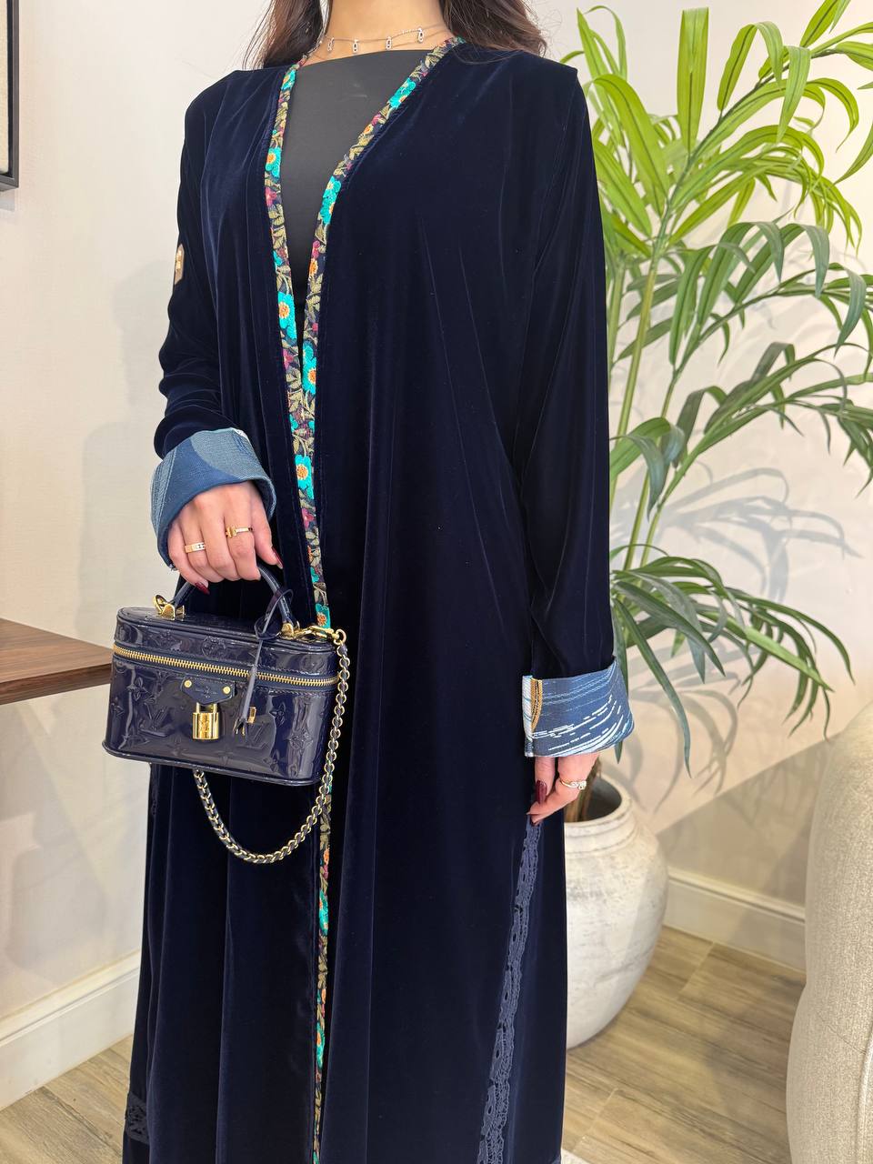  عباية مخمل بتدخيلات جوبير بتحديد قيطان 