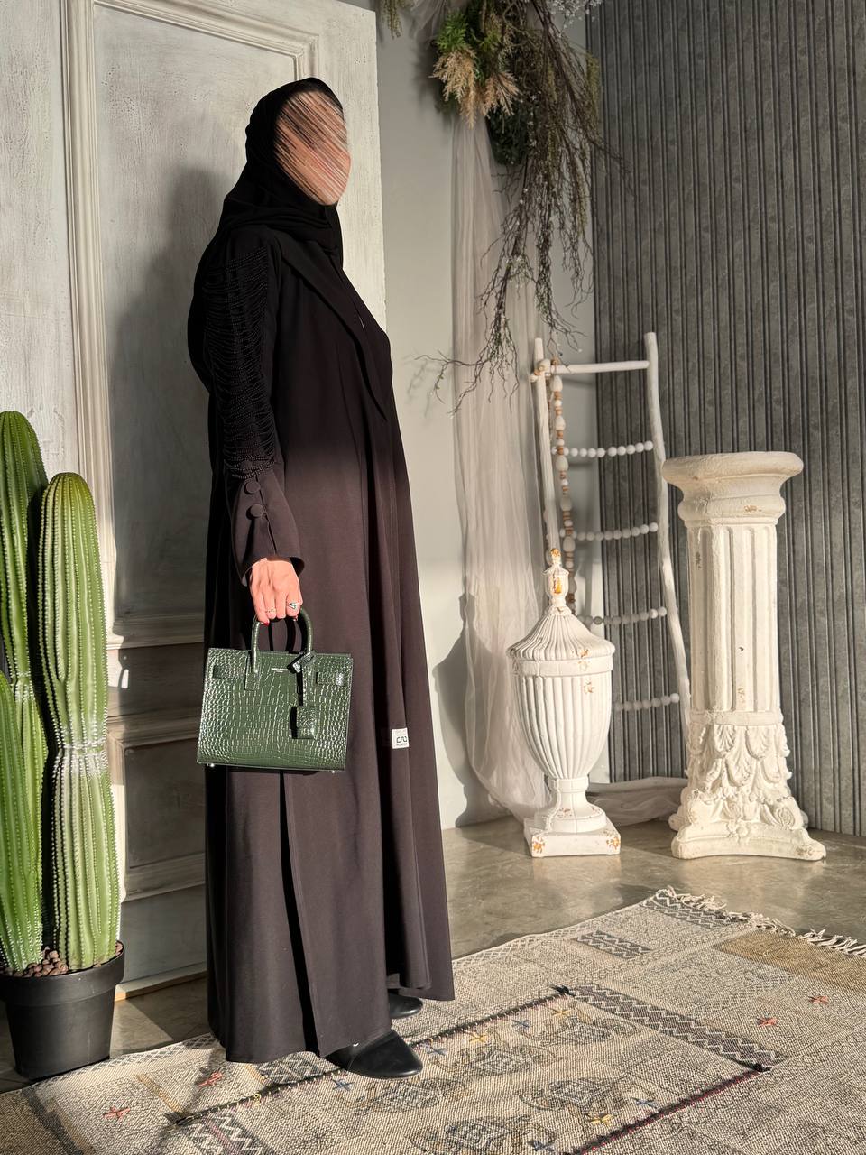  عباية كريب باكمام هدب وكسرات 