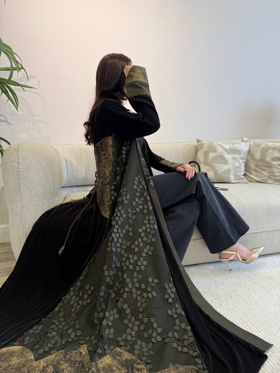  عباية مخمل بتدخيلات تفته وتل 