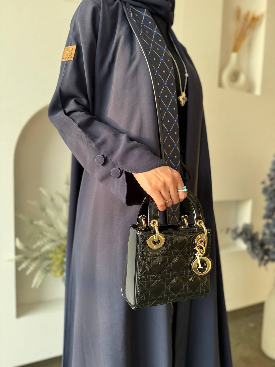  عباية كريب مع تفته باطراف جلد 