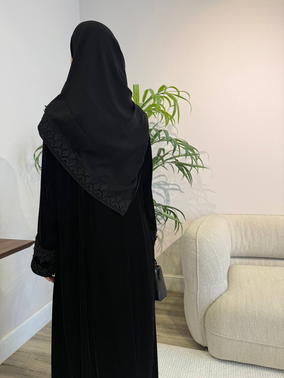  عباية مخمل بتدخيلات جوبير 