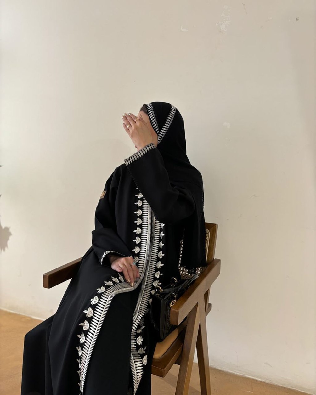  عباية&nbsp;کتان تطريز ياقه 