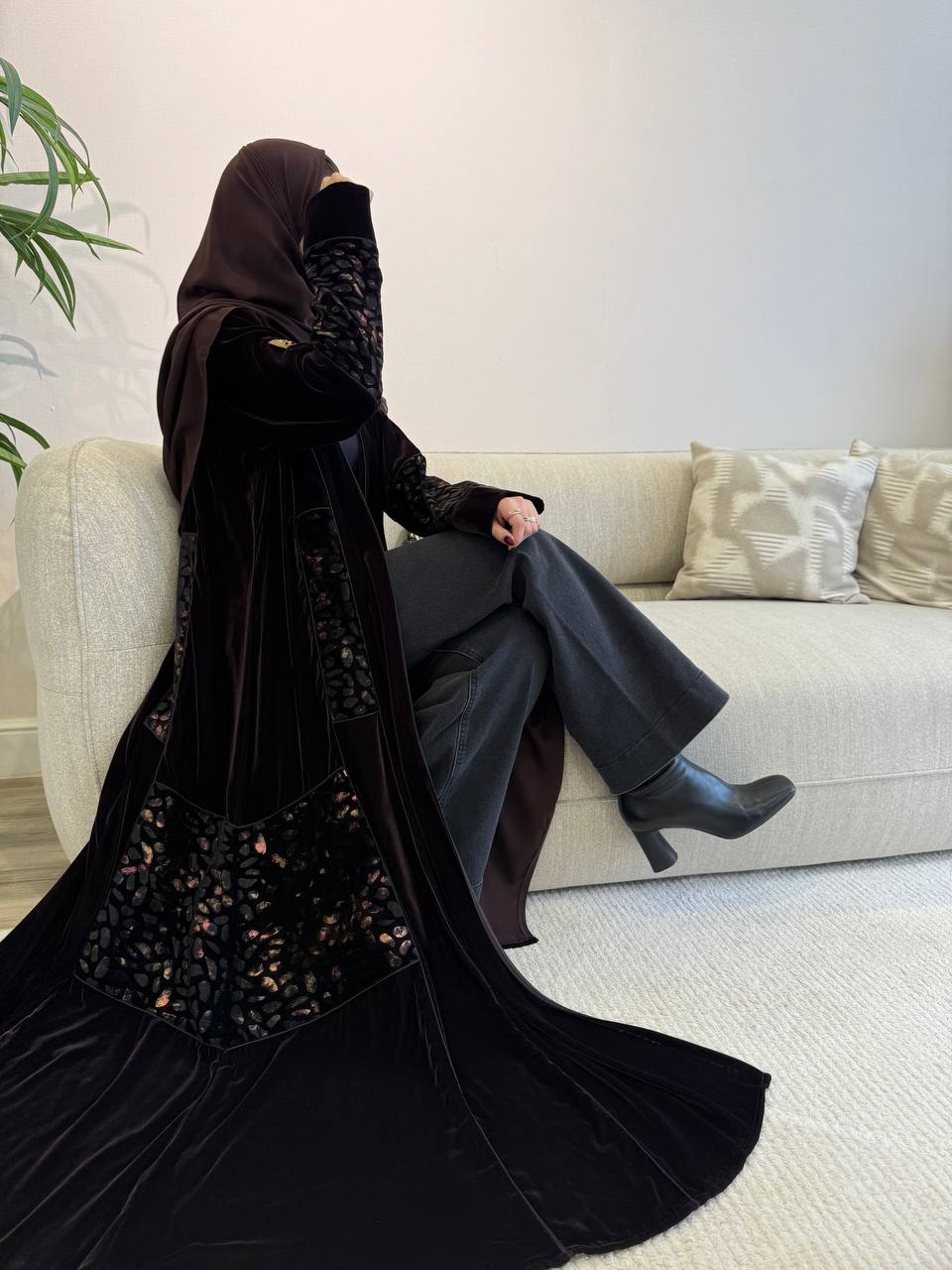  عباية مخمل تدخيلات مخمل منقط 