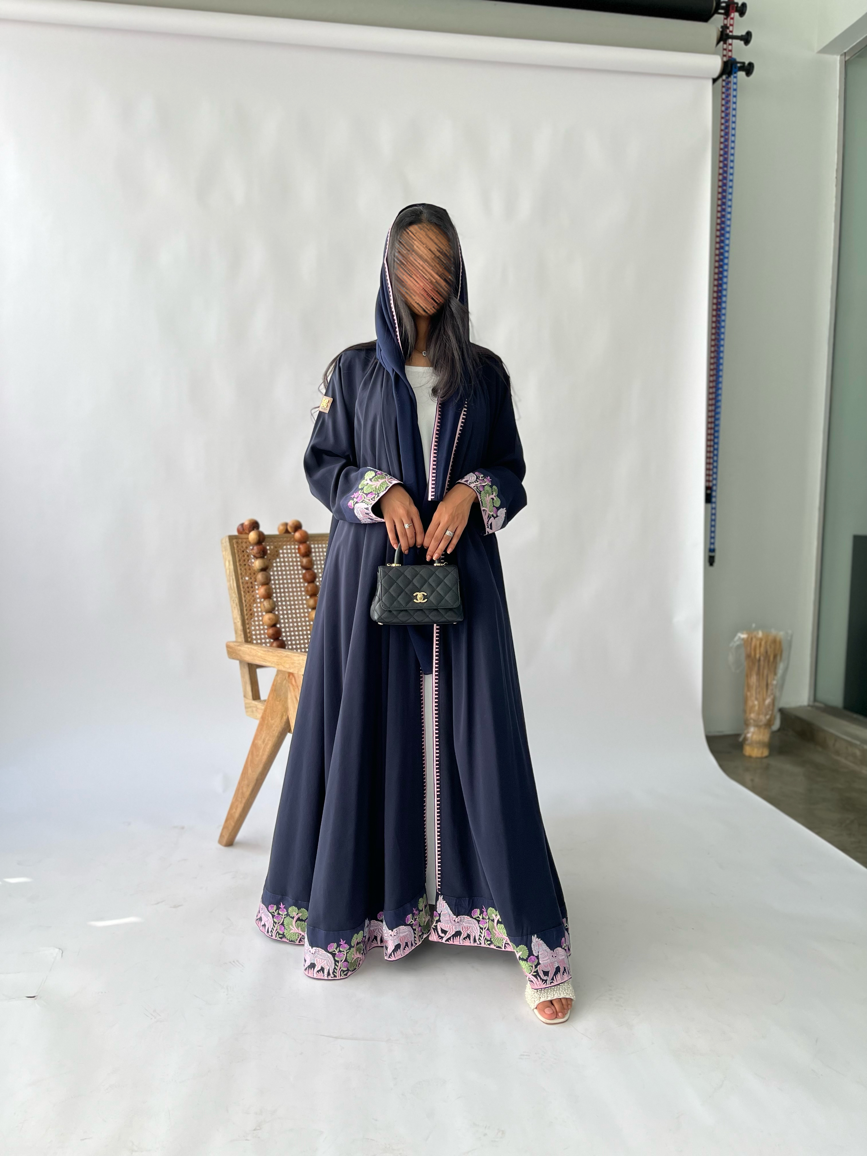  عباية كريب مغسول تطريز الخيل علي الكم والحاشية 
