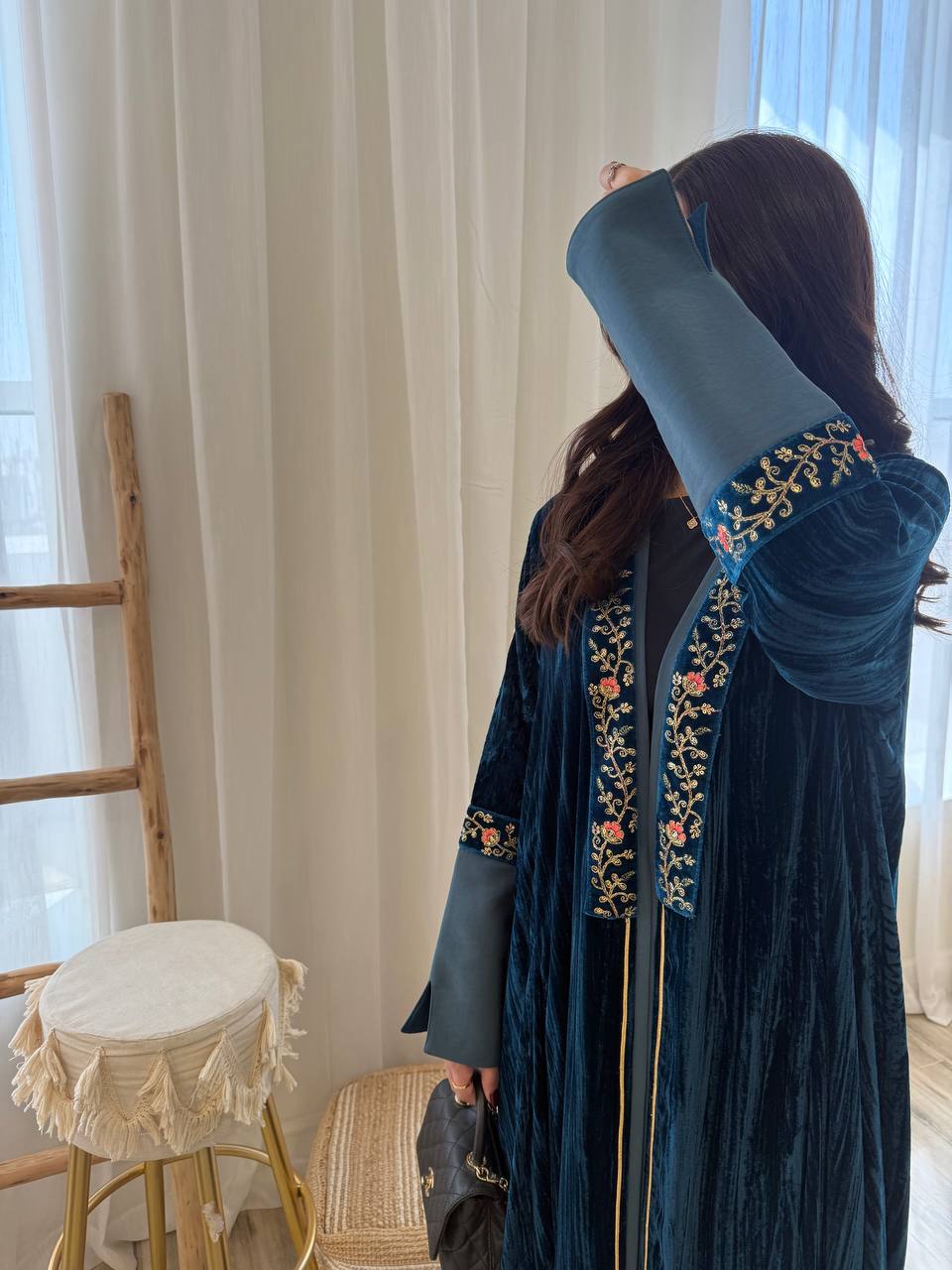  عباية مخمل بتدخيلات كريب على الاكمام 