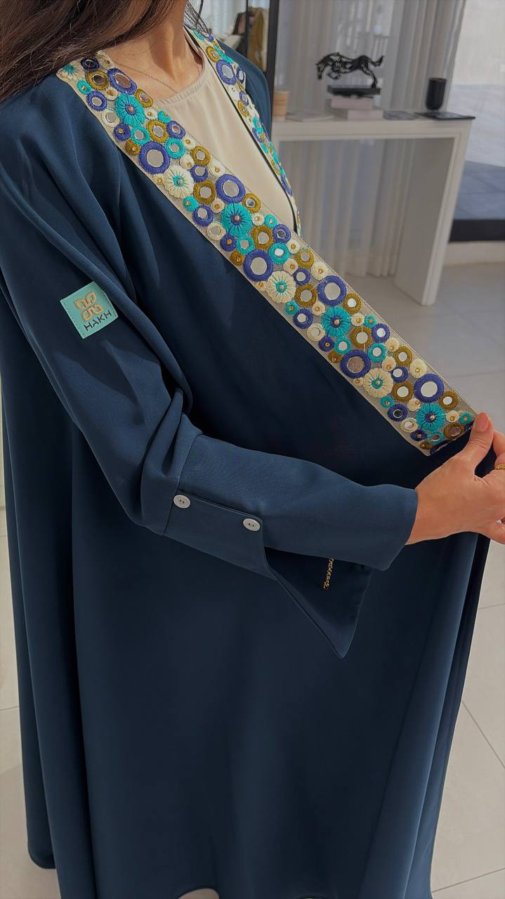  عباية كريب بتحديد مرايات وأكمام زرار 