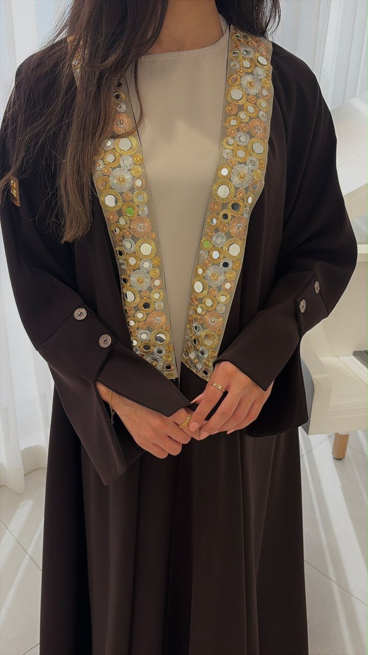  عباية كريب بتحديد المرايا وأكمام بأزرار 