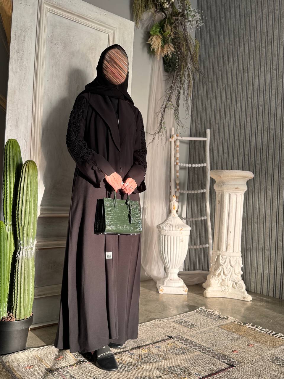  عباية كريب باكمام هدب وكسرات 