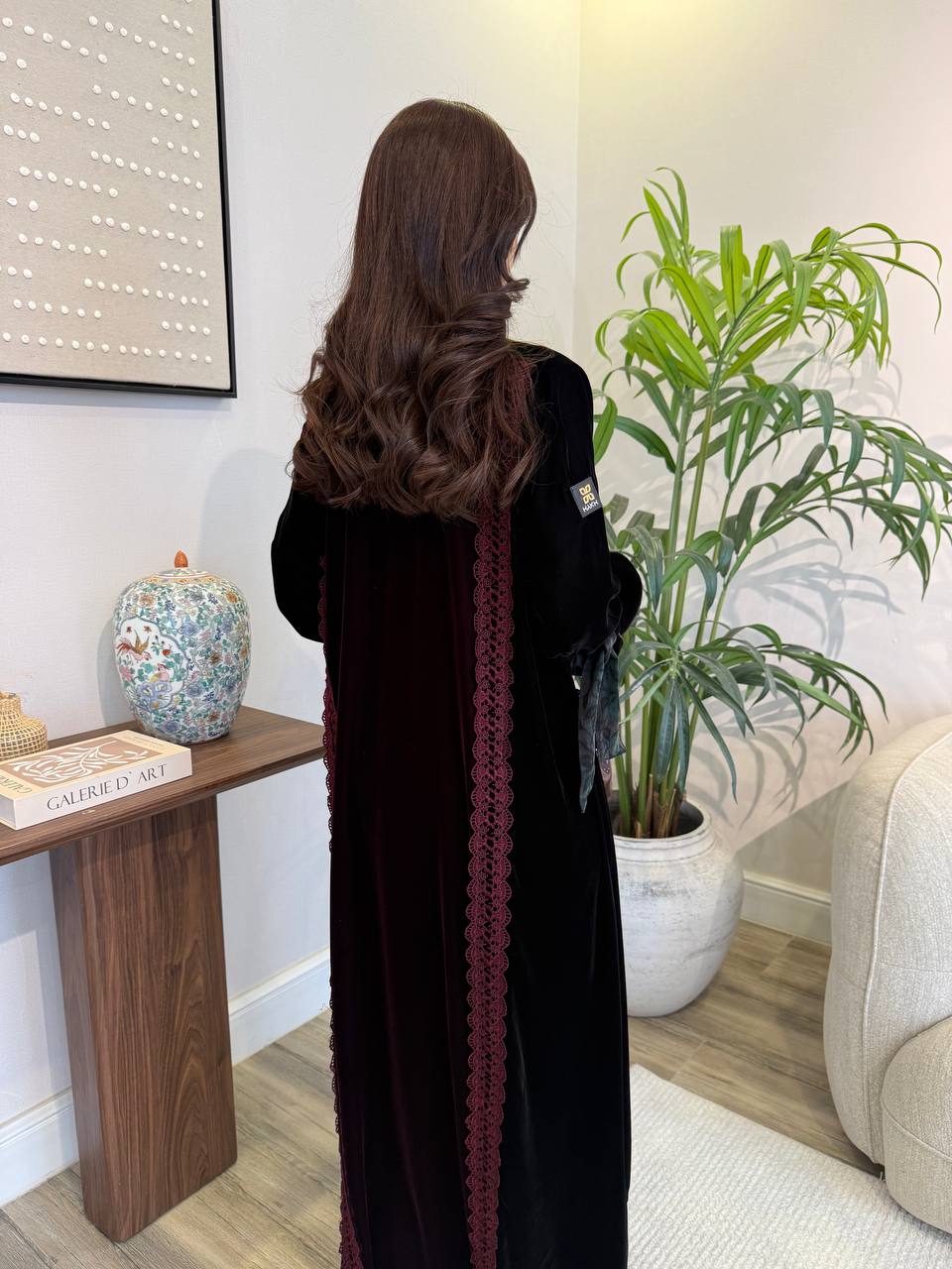 عباية مخمل مع تفاصيل لونية ونسيجية فاخرة 