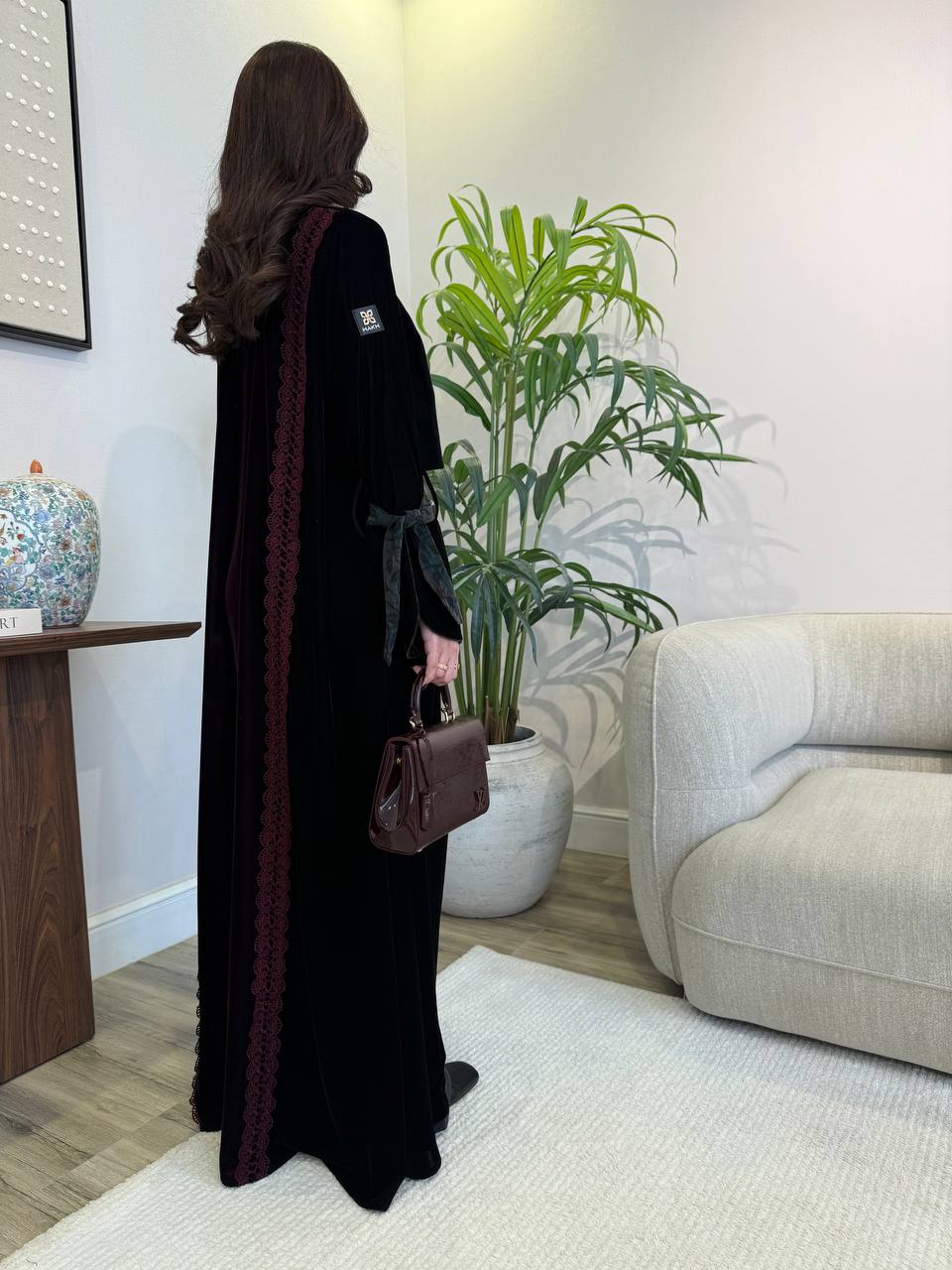  عباية مخمل مع تفاصيل لونية ونسيجية فاخرة 