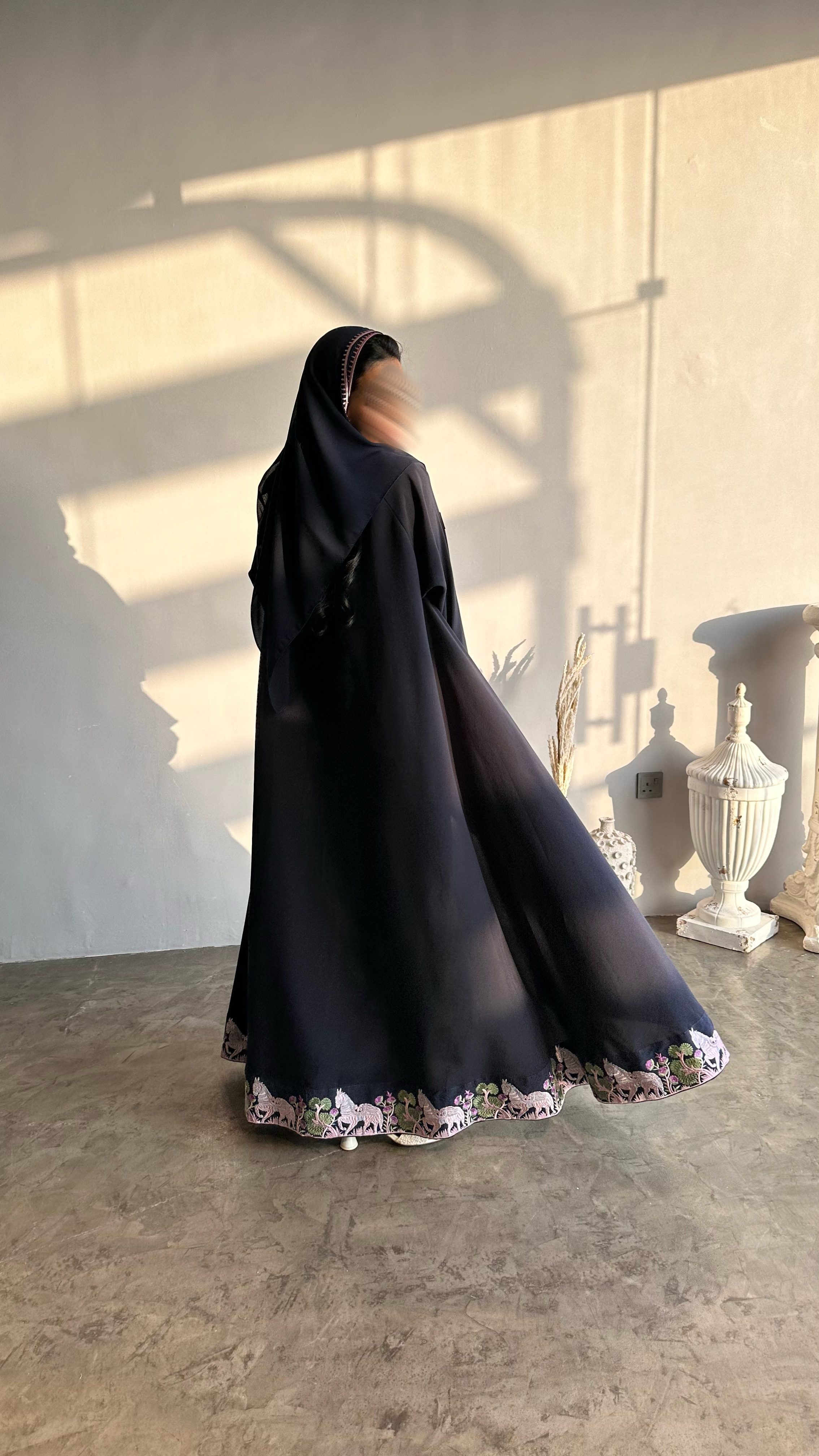  عبايه بتطريز الخيول قصه دبل كلوش بقماش كريب مغسول 