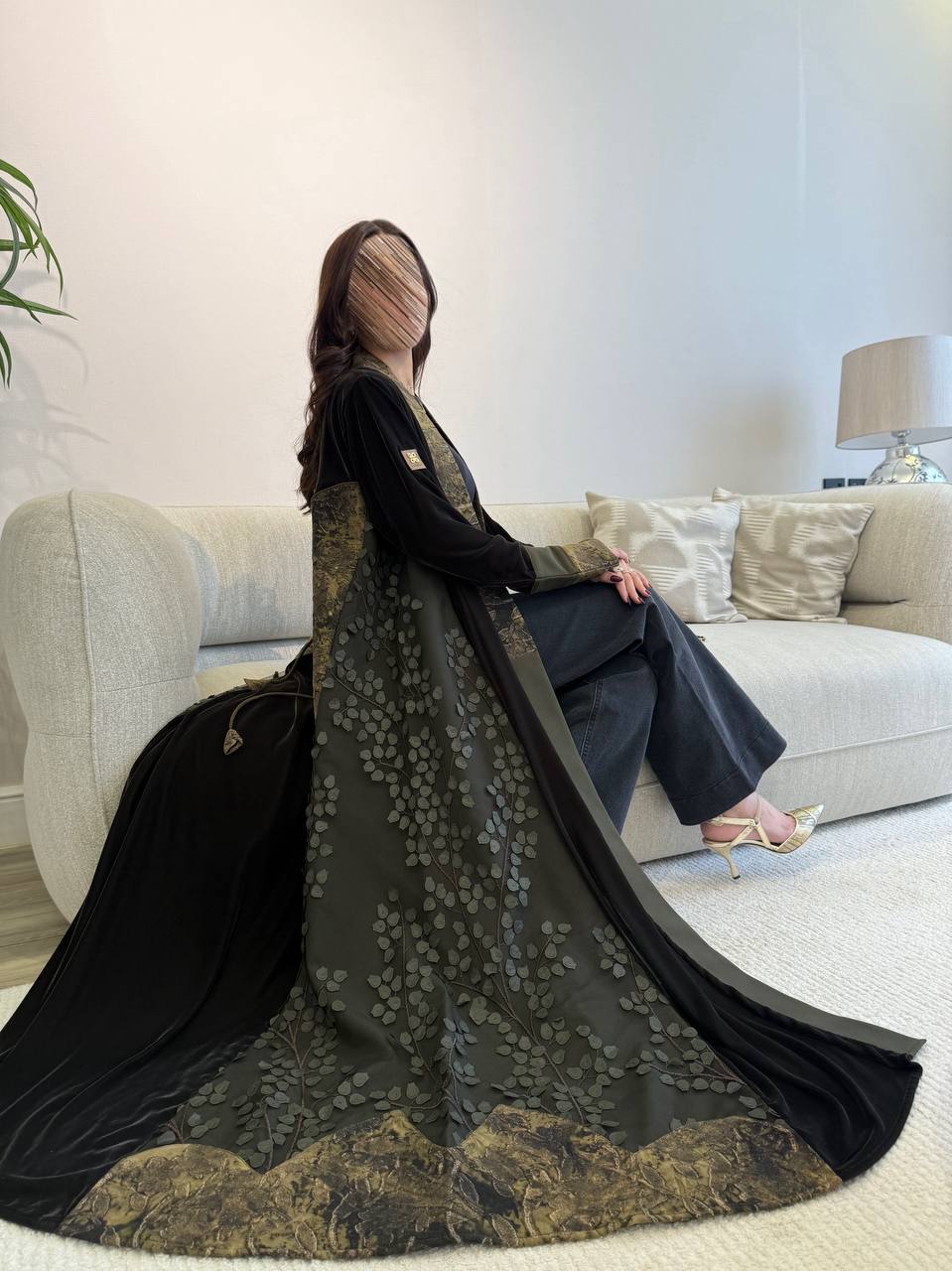  عباية مخمل بتدخيلات تفته وتل 