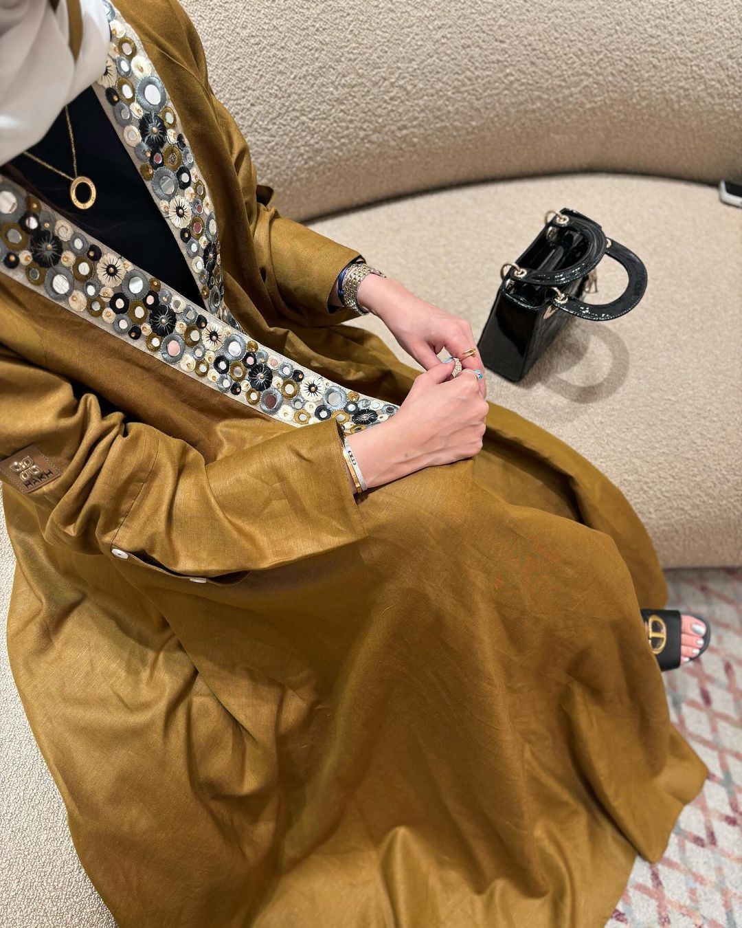  عباية لينن تطريز مرايات أمام كم زرار 