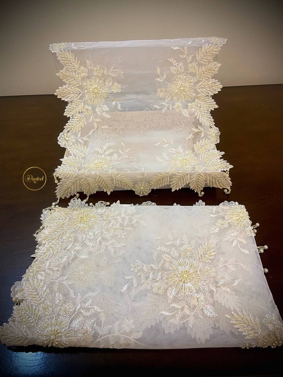طقم أغطية طاولات سكري دانتيل مطرز – 16 قطعة بزخارف ناعمة