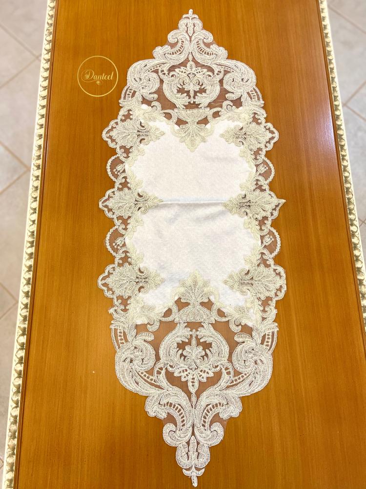 طقم مفارش طاولات دانتيل مطرز فاخر – 5 قطع بلون أوف وايت ذهبي