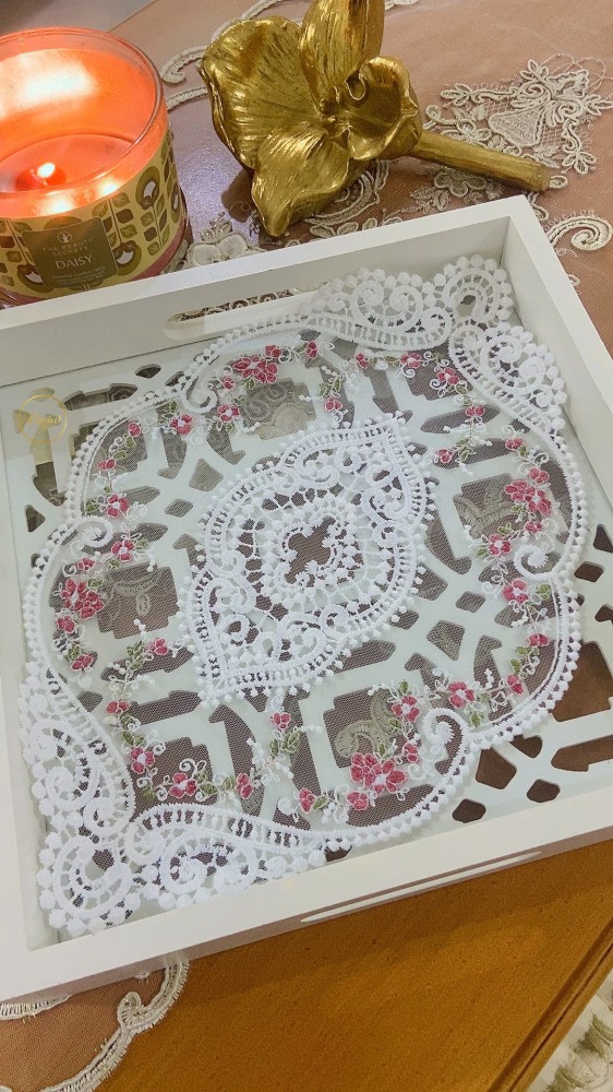 مفرش غطاء صينية أبيض مطرز بتصميم الدانتيل الفاخر