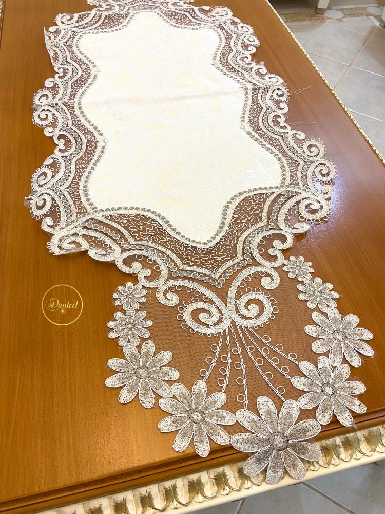 مفرش دانتيل أوف وايت مطرز بنقوش زهرية فاخرة – طقم طاولات كامل