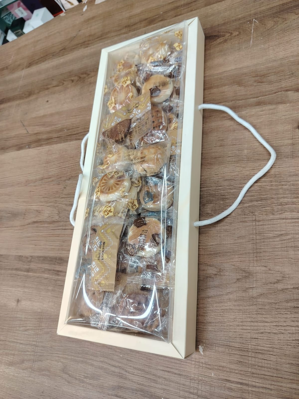 بوكس جاهز شفاف بالحبل 46*17*5 بيج