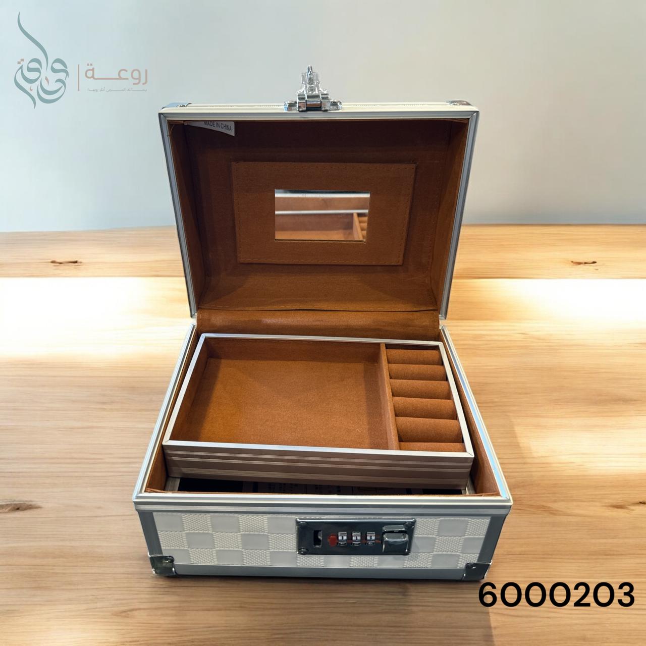 شنط تنظيم مستحضرات التجميل والاكسسوار  لون ابيض