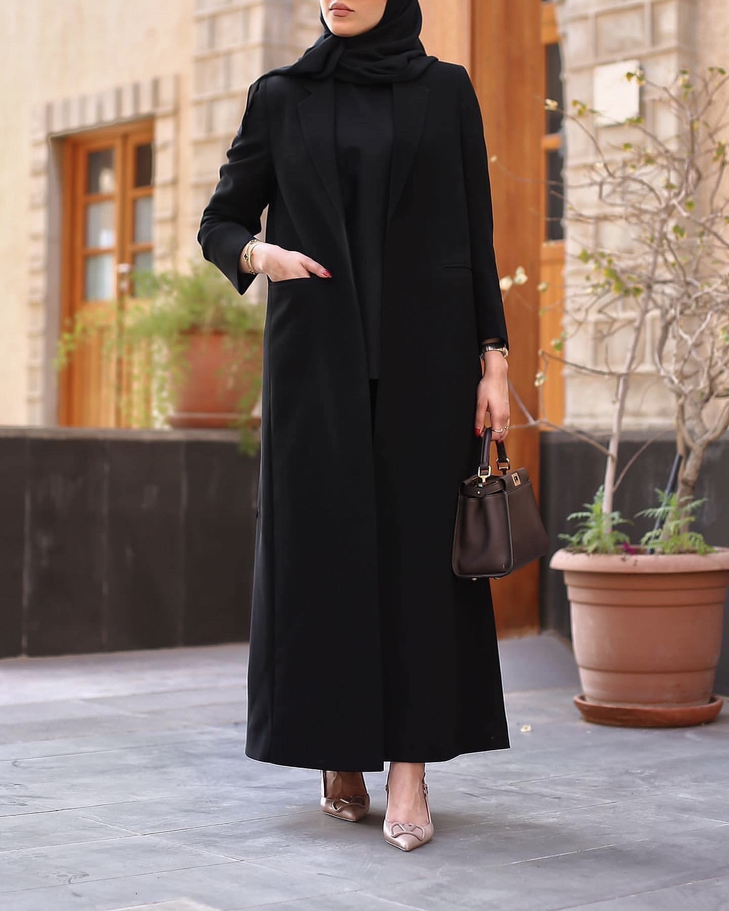 عبايات سوداء انيقه