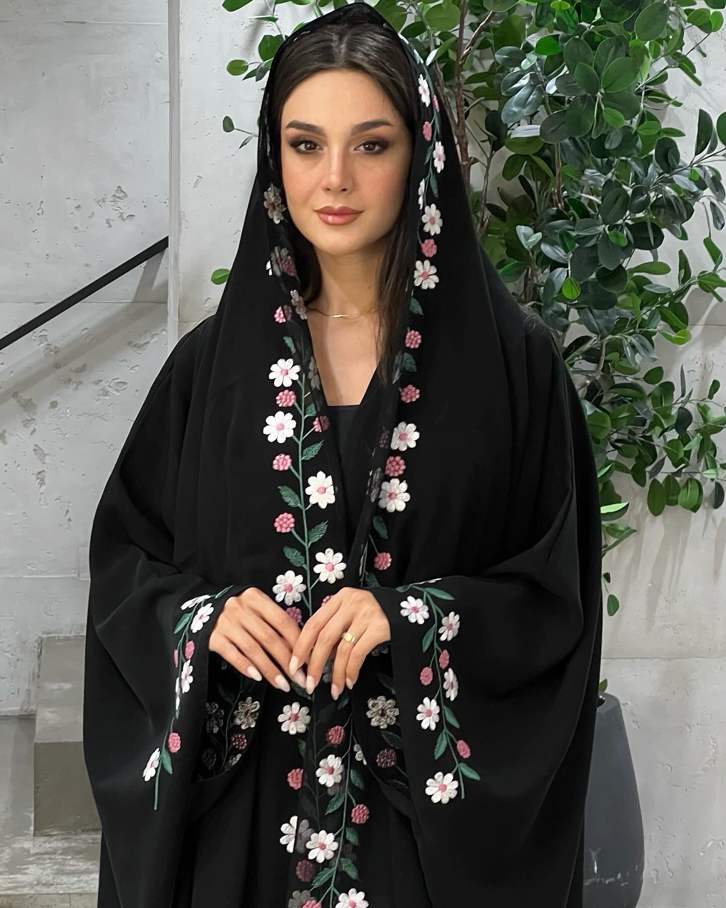 عباية مطرزة ورد