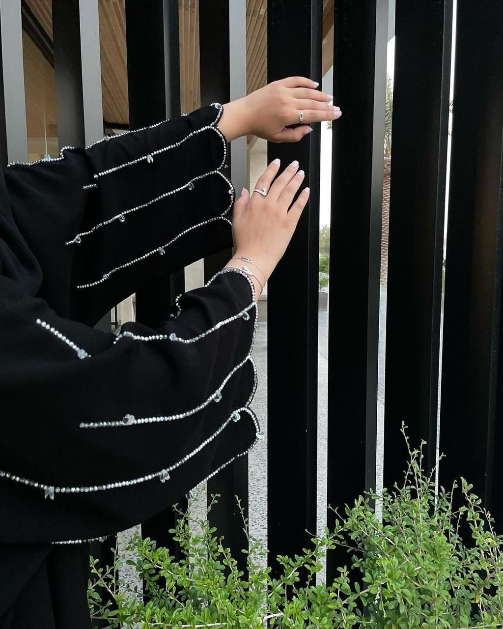 عباية سوداء مطرزة