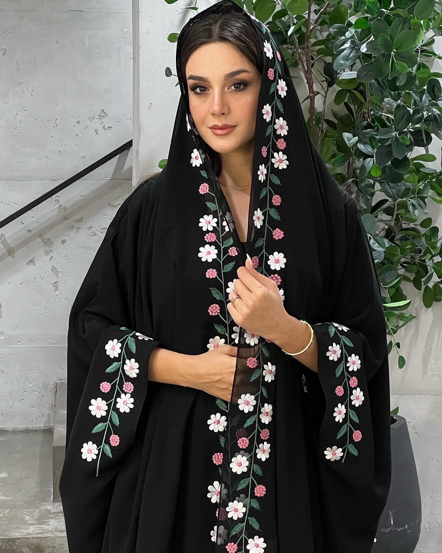 عباية مطرزة ورد
