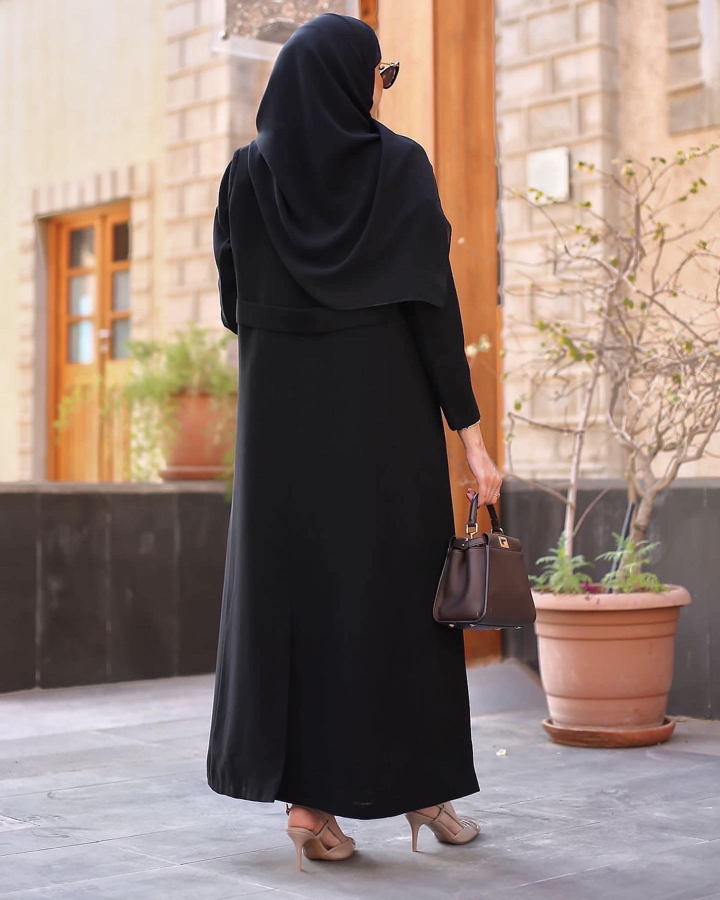 عبايات سوداء انيقه