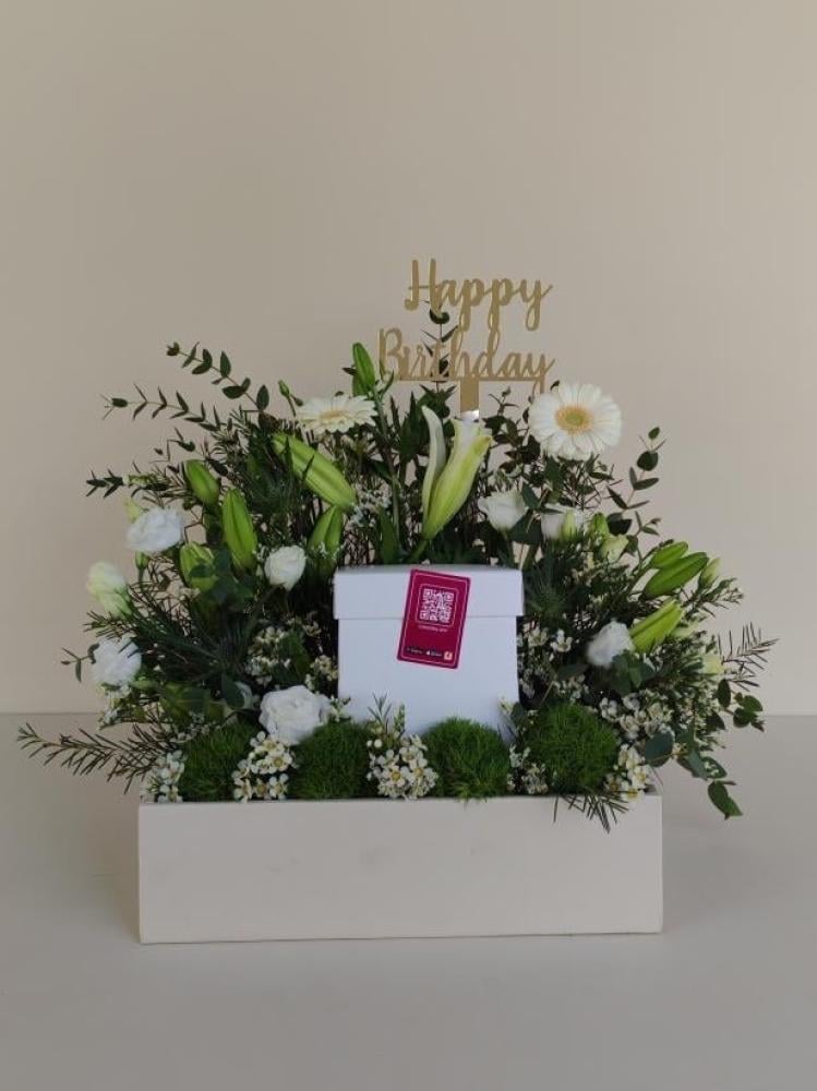 بوكس عيد ميلاد أبيض من لافندر كراون مزين بعبارة Happy Birthday