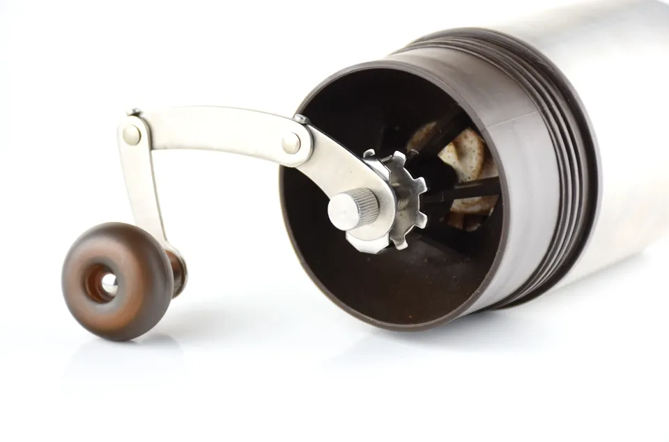 Comfortable handle for effortless manual grinding