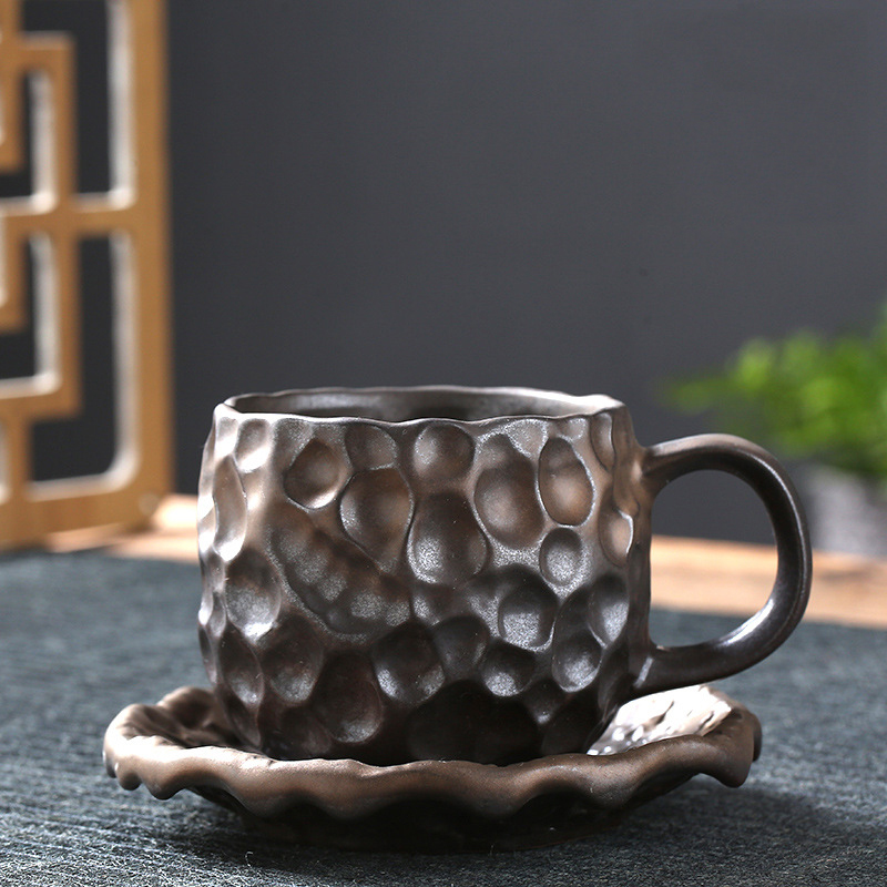Coffee cup with heat-protective texture