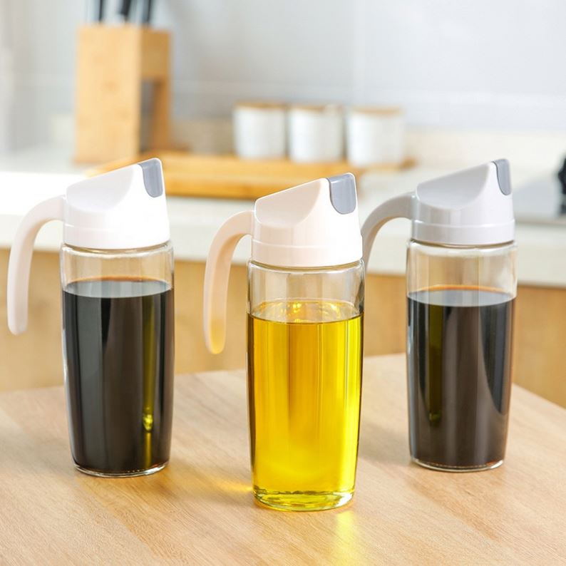 Leak-proof oil bottle with easy pouring design