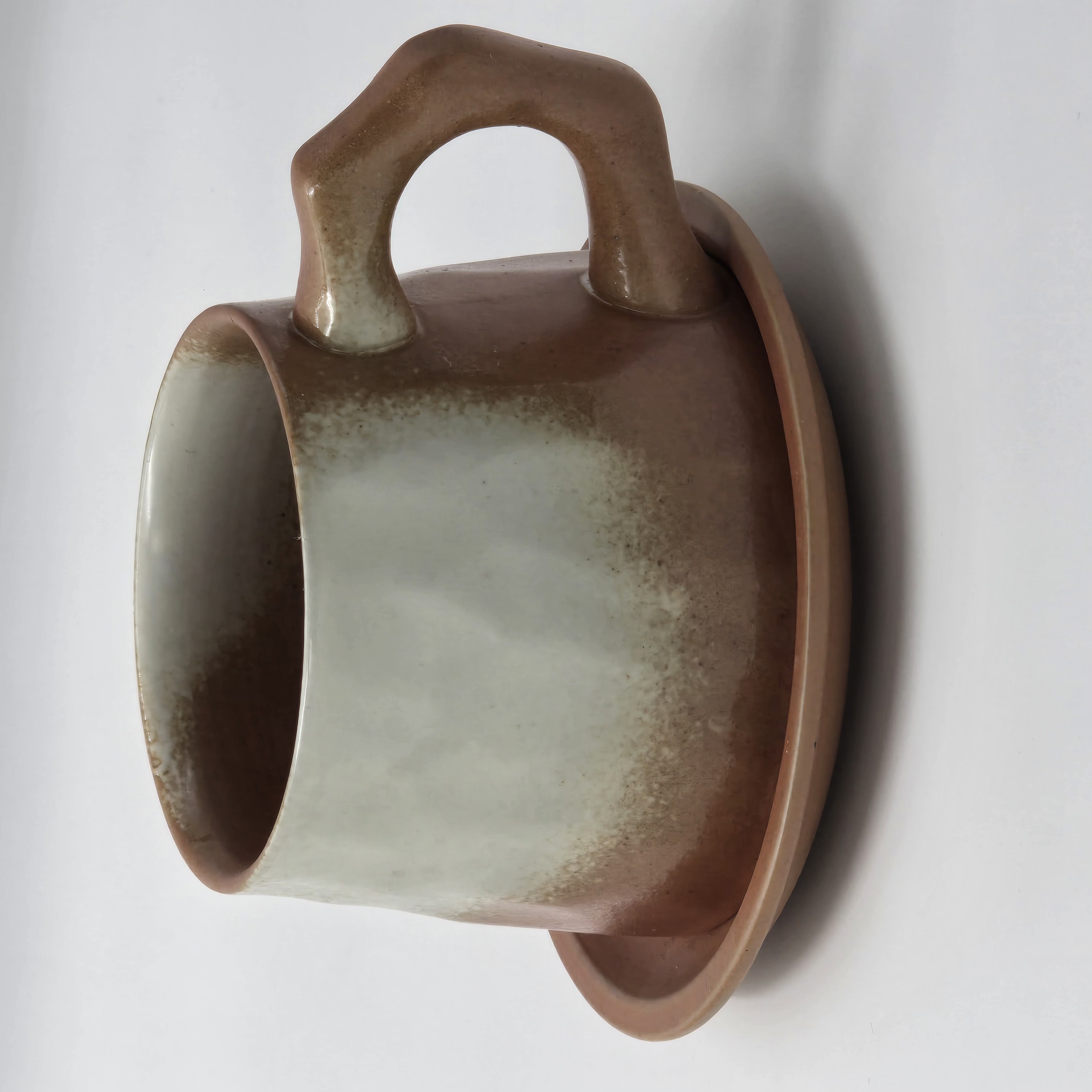 Wide cup keeps drinks hot and cozy