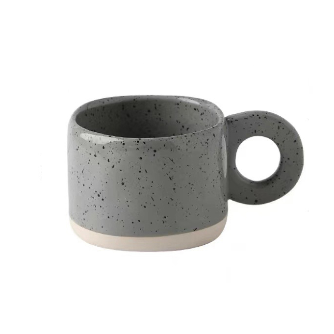 Yasmin coffee cup with a soft floral touch